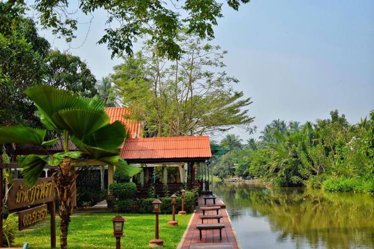 บ้านเรือนไทยอัมพวาน้องหมาพักได้