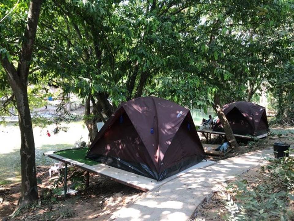 ลานกางเต็นท์ติดน้ำตกหมาพักได้