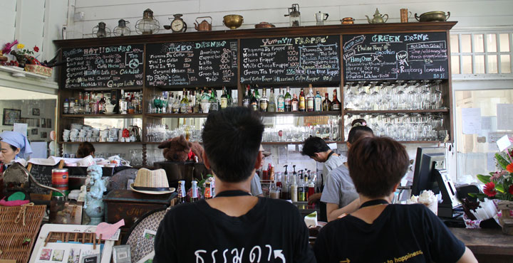 ร้านกาแฟชีวิตธรรมดา ริมแม่น้ำกก เชียงราย น้องหมาเข้าได้