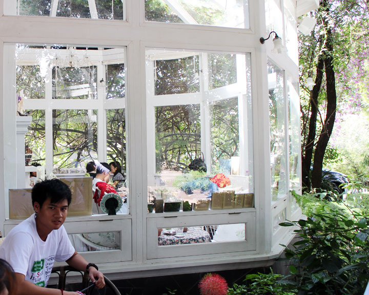 ร้านกาแฟชีวิตธรรมดา ริมแม่น้ำกก เชียงราย น้องหมาเข้าได้